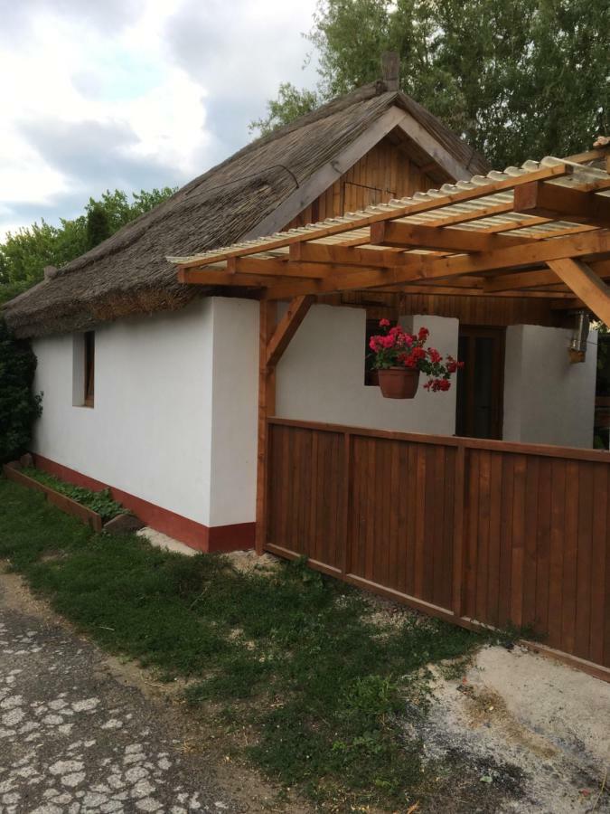 Вілла Balatonkenesei Nadfedeles Lovas Vendeghaz Екстер'єр фото